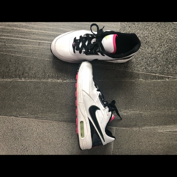 Nike shoes - Picture 2 of 4